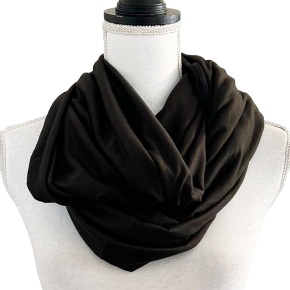 Beyond Yoga Zipper Pocket Infinity Jersey Knit Casual Scarf One Size in Black - Picture 2 of 8